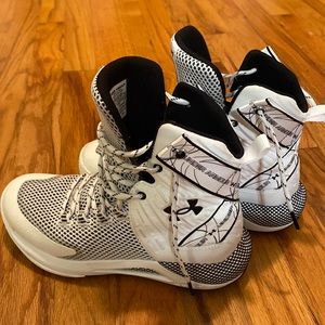 White and navy blue under Armour shoes size 6.5